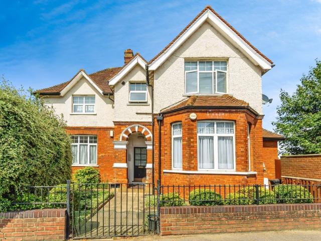 Flat for sale in London Borough of Croydon, Shirley