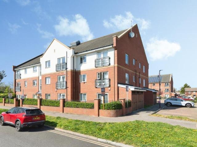 Flat for sale in Laindon, Essex