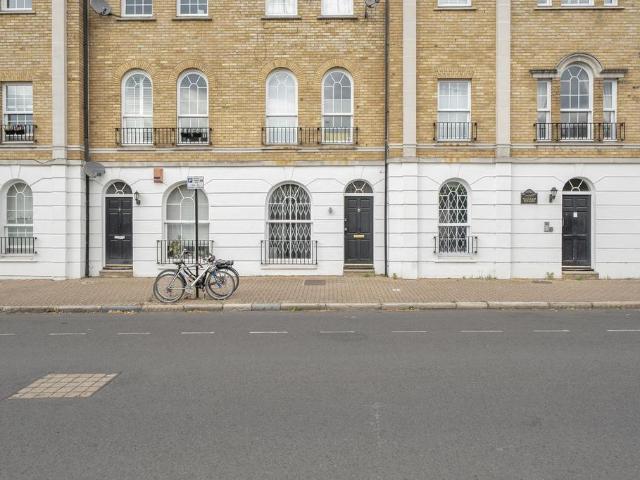 Flat for sale in Rotherhithe, Greater London