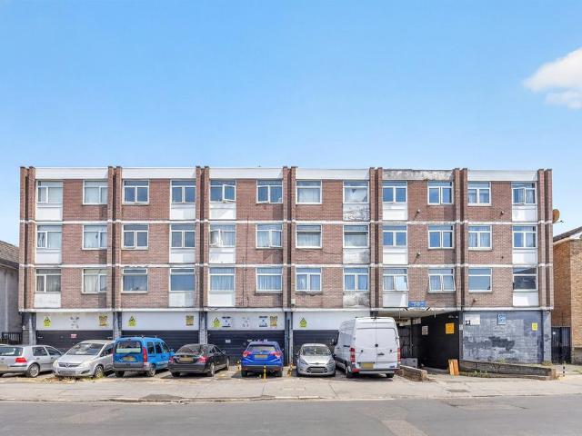 Flat for sale in London Borough of Croydon, Thornton Heath