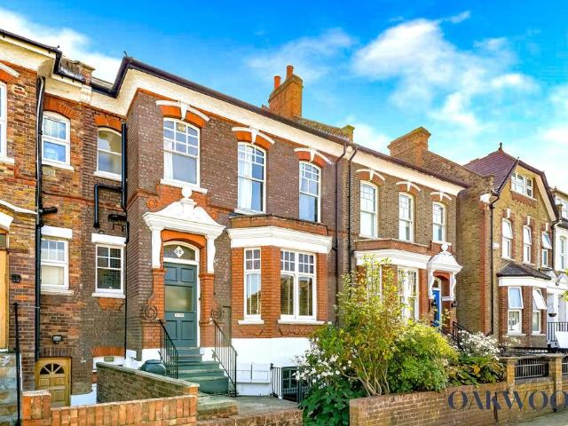 Flat for sale in Stamford Hill, Greater London