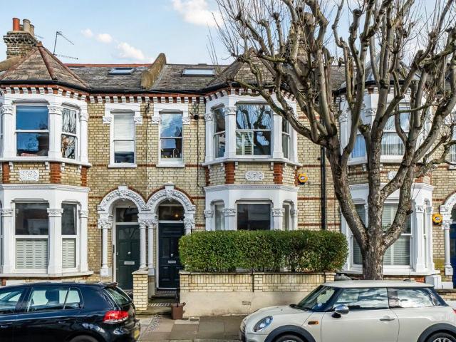 Flat for sale in Clapham Junction, Greater London