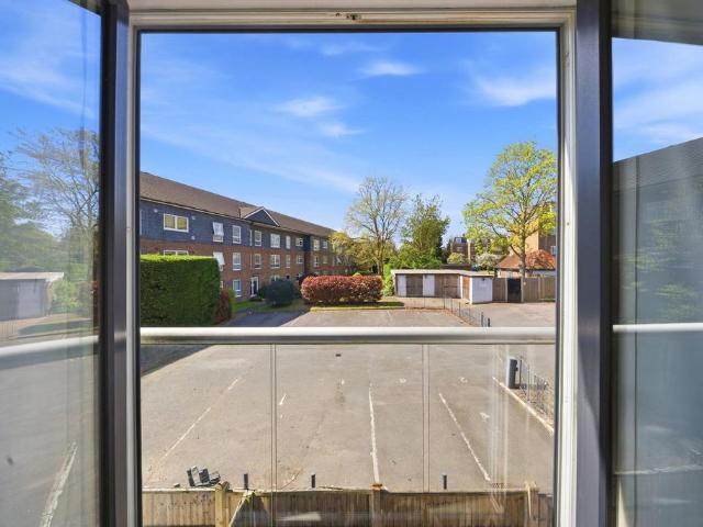 Flat for sale in Motspur Park, Greater London