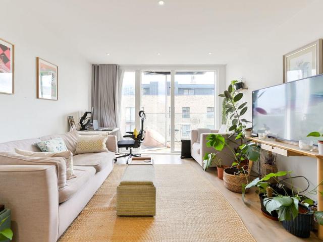 Flat for sale in London Borough of Hounslow, Greater London