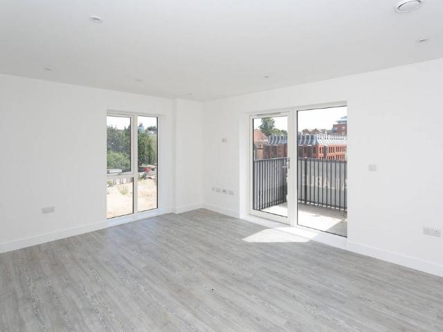 Flat for sale in Highfield, Pouchen End