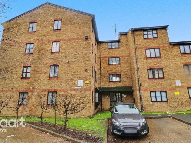 Flat for sale in Grays, Essex