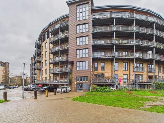 Flat for sale in Clapton, Greater London