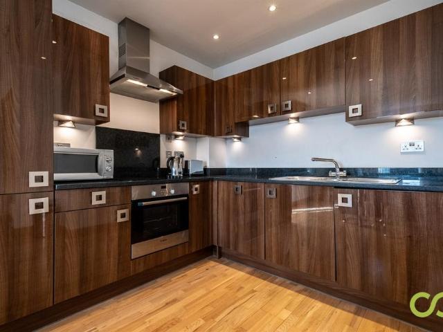 Flat for sale in Limehouse, Greater London