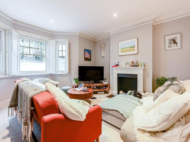 Flat for sale in Fulham, Greater London