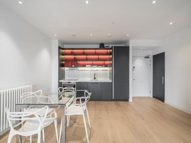 Flat for sale in London City Island, Blackwall