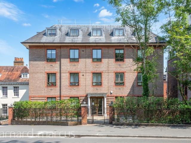 Flat for sale in Woodcote, Epsom