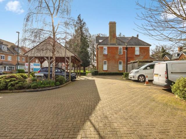 Flat for sale in Carshalton-on-the-Hill, Greater London
