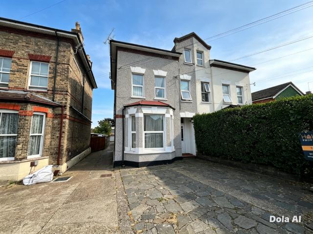 Flat for sale in Harold Wood, Greater London