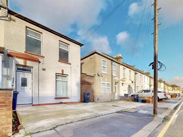 Flat for sale in Loxford, Seven Kings