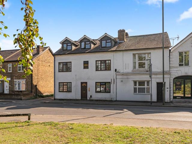Flat for sale in Addlestone, Runnymede