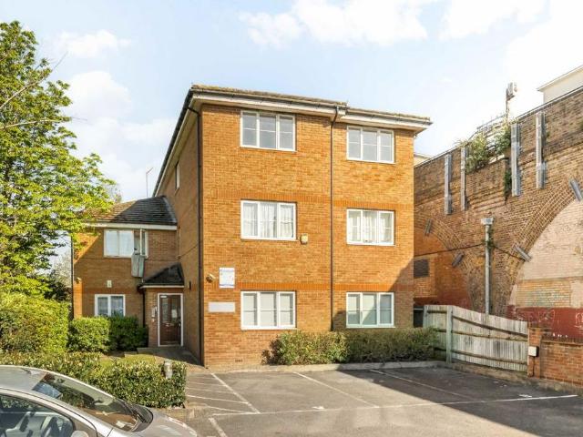 Flat for sale in Lane, Greater London