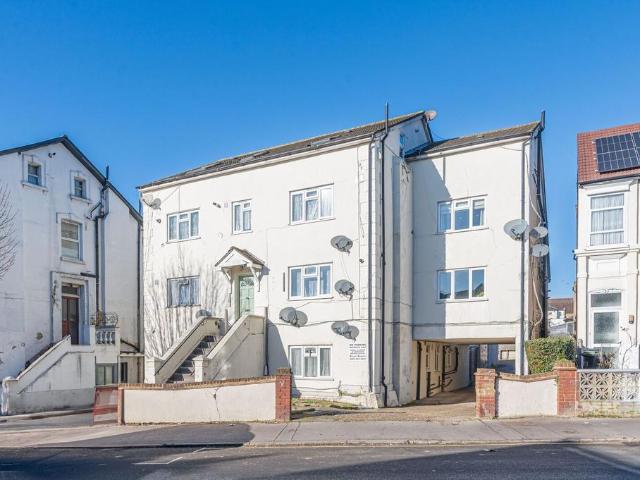 Flat for sale in London Borough of Croydon, Thornton Heath