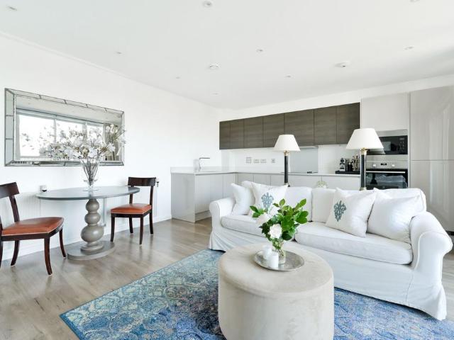 Flat for sale in London Borough of Ealing, Greater London
