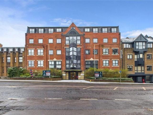 Flat for sale in Heol-las, Surrey