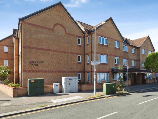 Flat for sale in Newbury Park, Greater London