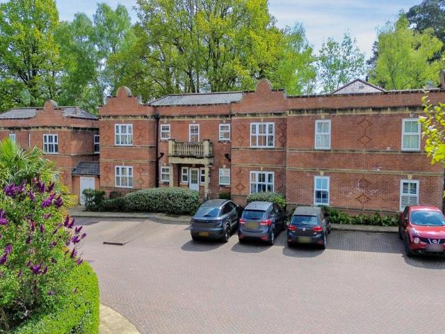 Flat for sale in Wormley, Waverley