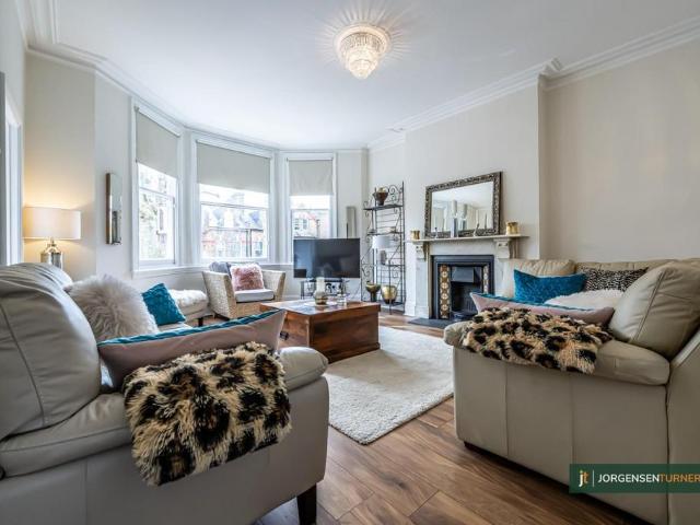 Flat for sale in Queen's Park, Greater London