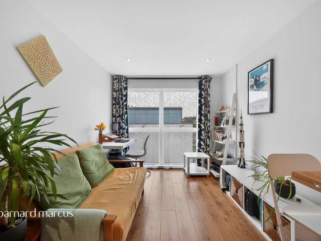 Flat for sale in Woodcote, Epsom