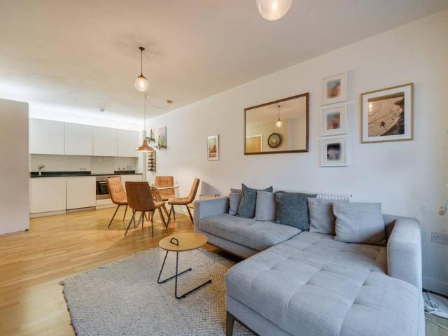 Flat for sale in Browning Estate, Greater London