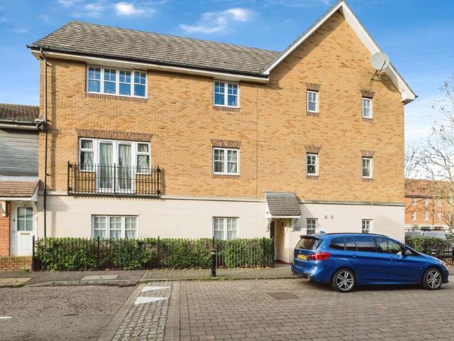Flat for sale in Purfleet, Essex