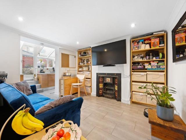 Flat for sale in Kentish Town, Greater London
