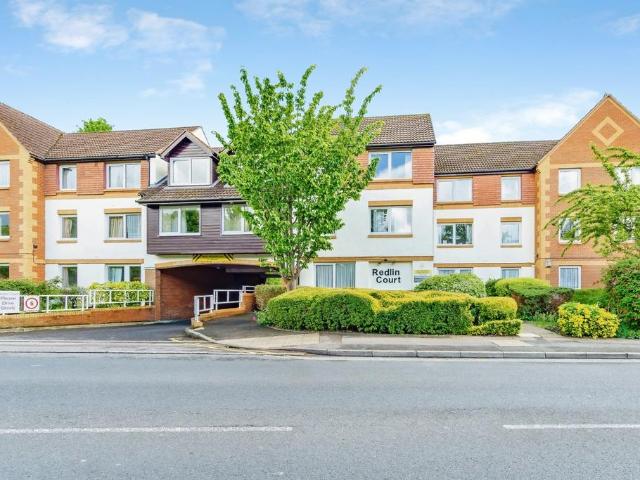 Flat for sale in Red Hill, Surrey