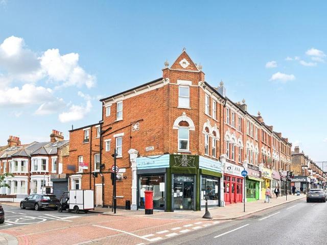 Flat for sale in Clapham Junction, Greater London