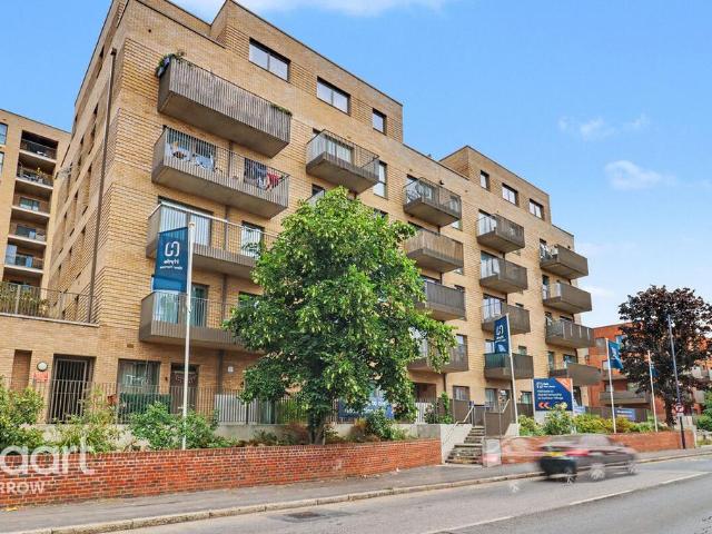 Flat for sale in Harrow Weald, Greater London