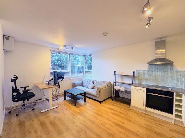Flat for sale in North Sheen, Greater London