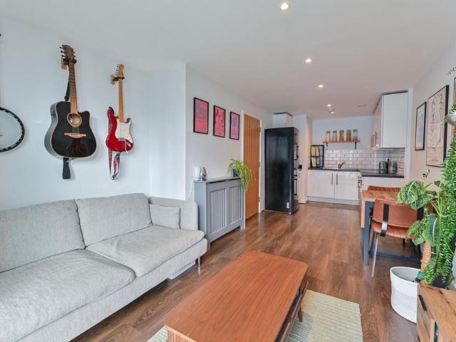 Flat for sale in Plumstead, Greater London