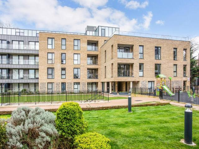 Flat for sale in Woodcote, Epsom