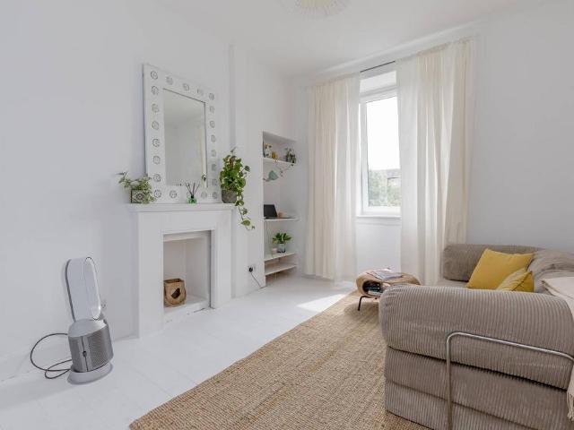 Flat for sale in Lorne, Leith