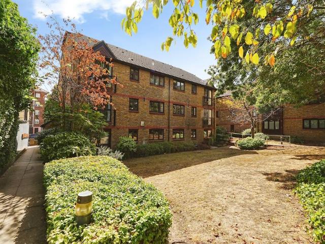 Flat for sale in London Borough of Lewisham, Lower Sydenham