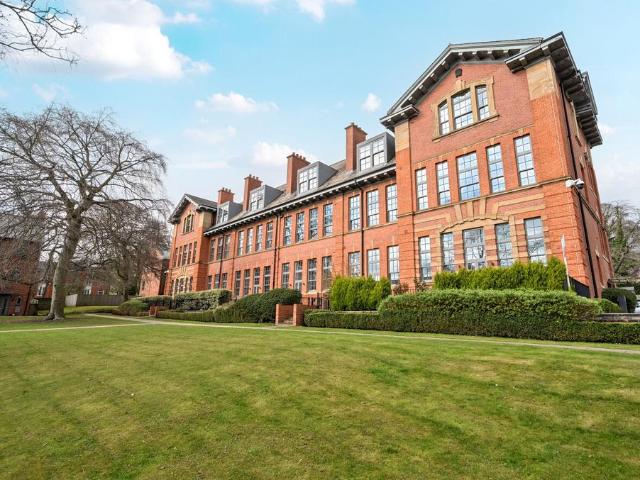 Flat for sale in Hyde Park, Leeds