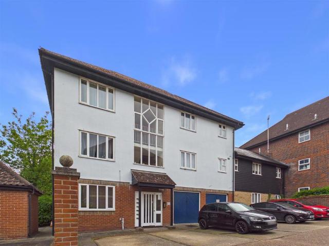 Flat for sale in Hythe, Fordham Heath