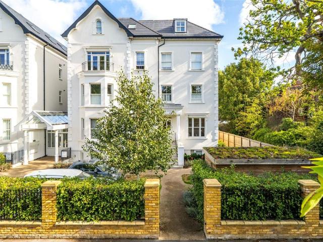 Flat for sale in Oakhill, Greater London