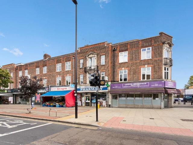 Flat for sale in North Greenford, Greater London