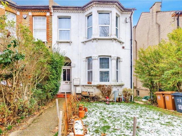 Flat for sale in London Borough of Croydon, Waddon