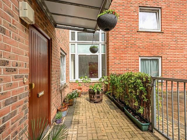 Flat for sale in Battersea, Greater London