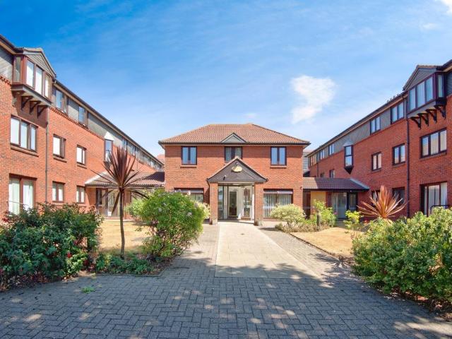 Flat for sale in Alton Barnes, Essex