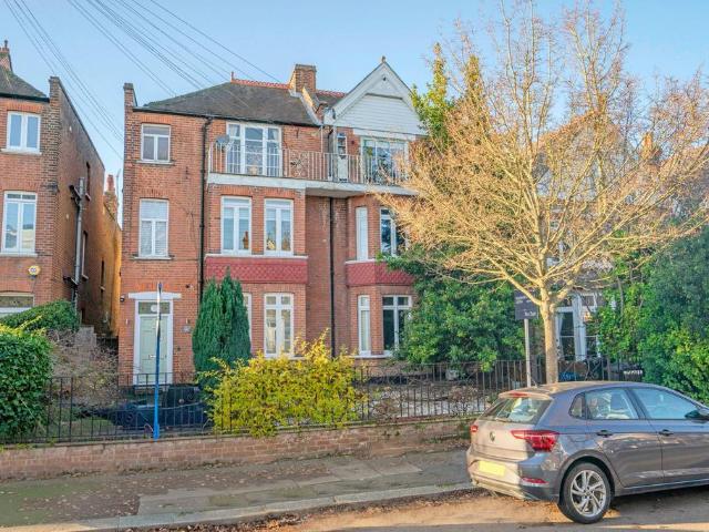 Flat for sale in Hampton Hill, Greater London