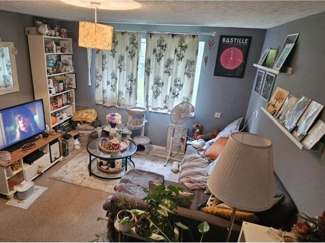 Flat for sale in Fole, Surrey