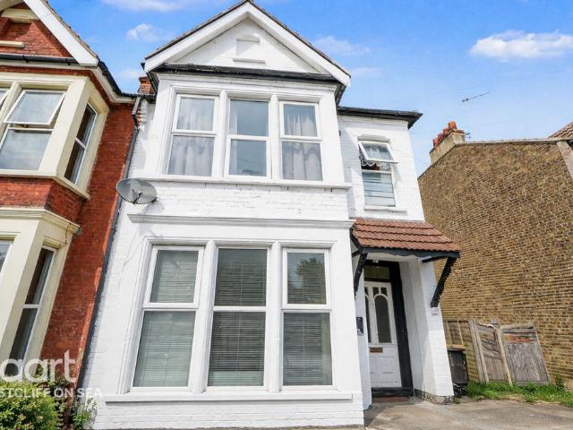 Flat for sale in Alton Barnes, Essex