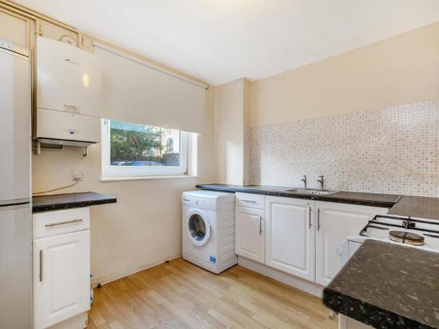 Flat for sale in London Borough of Lewisham, Forest Hill
