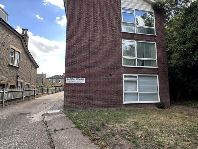 Flat for sale in Tulse Hill, Greater London